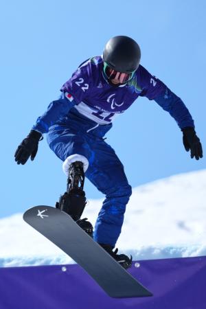 男子バンクドスラローム大腿障害２回目の滑走をする小栗大地＝１３日、コルティナダンペッツォ（ＡＰ＝共同）