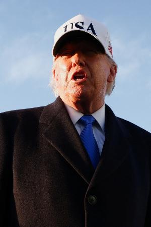 １３日、記者団に話すトランプ米大統領＝メリーランド州（ロイター＝共同）