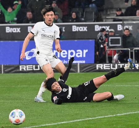 競り合うボルシアＭＧの町野（左）とザンクトパウリの安藤＝メンヘングラッドバッハ（共同）