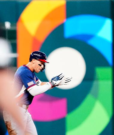 カナダ戦の1回、二塁打を放ち塁上で手をたたく米国のジャッジ=ヒューストン(共同)