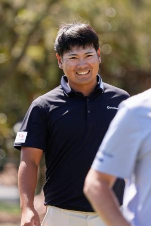 第２ラウンド、笑顔でホールアウトする久常涼。通算４アンダーで１７位＝ＴＰＣソーグラス（共同）