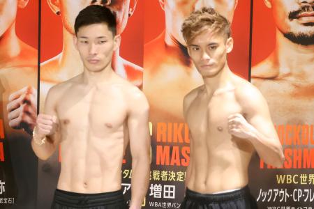 前日計量を終えポーズをとるＷＢＡミニマム級王者の松本流星（左）と挑戦者の高田勇仁＝１４日、横浜市