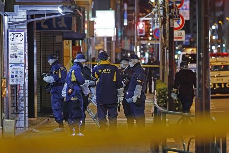 　現金入りのスーツケースが奪われた現場付近を調べる警視庁の捜査員＝１月、東京都台東区