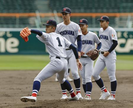 甲子園で守備練習する横浜ナイン
