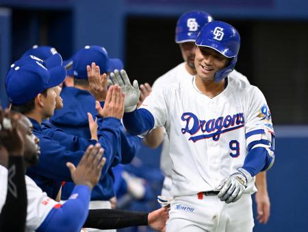 ５回、２ランを放ち、ベンチで迎えられる中日・石伊＝バンテリンドーム