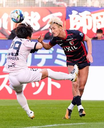 鹿島―川崎　後半、クロスをヘディングで折り返す鹿島・鈴木。この後、レオセアラがゴールを決める＝メルスタ