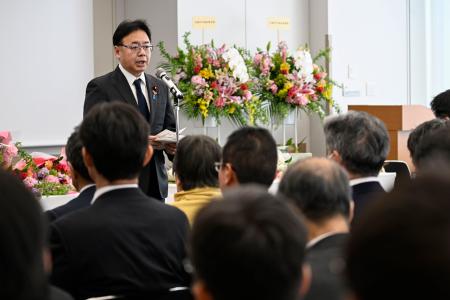 薬害エイズ訴訟の和解から３０年となるのを前に開かれた記念集会で、あいさつする上野厚労相＝１４日午後、東京都千代田区