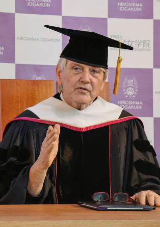 広島女学院大で記者会見するスティーブン・リーパーさん=14日午後、広島市