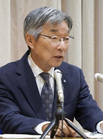 非公開の住民説明会に出席した後、取材に応じる小笠原村の渋谷正昭村長=14日午後、東京都小笠原村・父島
