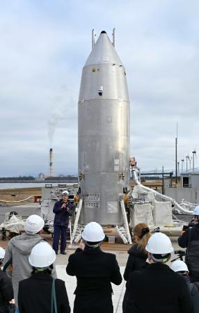 報道陣に公開された小型実験機「ＲＶ―Ｘ」。機体の準備を完了していたが、午後飛行試験の延期が発表された＝１４日午前、秋田県能代市