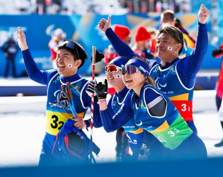 　混合１０キロリレーで８位となった、（左から）岩本啓吾、岩本美歌、阿部友里香、源貴晴の日本チーム＝テーゼロ（共同）