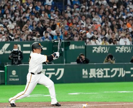 引退試合に巨人の一員として臨み、８回、中前打を放つ長野＝東京ドーム