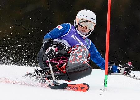 女子回転座位　２回目　滑走する村岡桃佳＝コルティナダンペッツォ（共同）