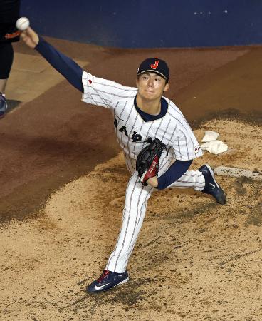 １２日、ブルペンで投球練習するＷＢＣ日本代表の山本由伸＝米マイアミのローンデポ・パーク