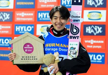 　Ｗ杯ジャンプ男子個人第２５戦で３位に入り、表彰台で喜ぶ中村直幹＝オスロ（ＮＴＢ提供・ロイター＝共同）