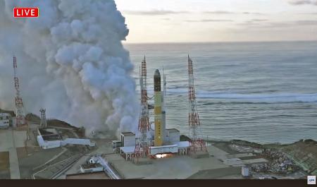 １５日、鹿児島県の種子島宇宙センターで行われたＨ３ロケット６号機のエンジン燃焼試験（ＪＡＸＡの中継から）