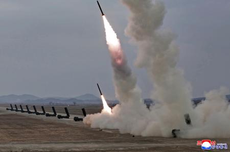 　北朝鮮の軍部隊が実施した超大型放射砲（多連装ロケット砲）の発射訓練＝１４日（朝鮮中央通信＝共同）