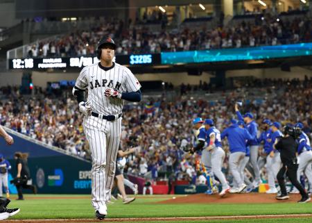 WBC準々決勝のベネズエラ戦の9回、遊飛に倒れて引き揚げる最後の打者となった大谷翔平。日本代表は逆転負けを喫し、2大会連続の優勝はならなかった=15日、マイアミ(共同)
