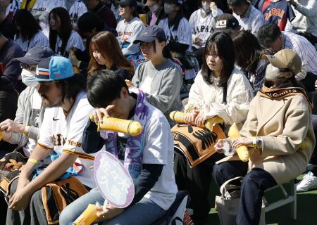 ＷＢＣ準々決勝のＰＶ会場で、日本がベネズエラに敗れてぼうぜんとする人たち＝１５日午後、東京都墨田区