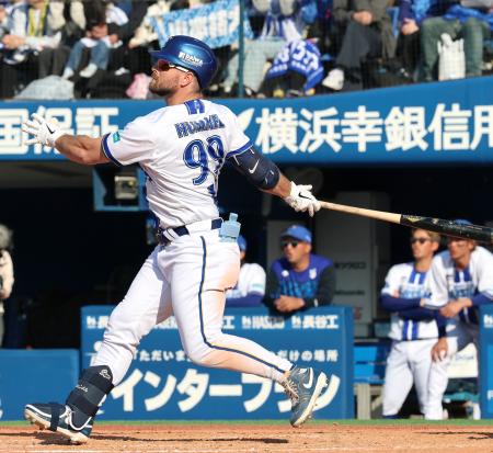８回、満塁本塁打を放つＤｅＮＡのヒュンメル＝横浜