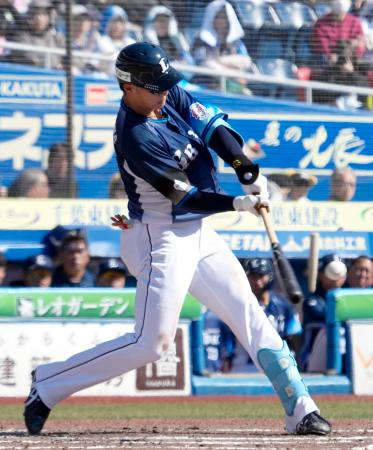 ３回、西武・長谷川が同点ソロを放つ＝ＺＯＺＯマリン