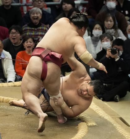 豊昇龍（奥）がはたき込みで大栄翔に敗れる＝エディオンアリーナ大阪
