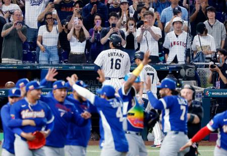 ９回、遊飛に倒れて最後の打者となった大谷（１６）。手前は日本に勝利し喜ぶベネズエラの選手たち＝マイアミ（共同）