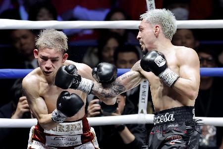 　３回、アンソニー・オラスクアガ（右）に攻められる飯村樹輝弥＝横浜ＢＵＮＴＡＩ