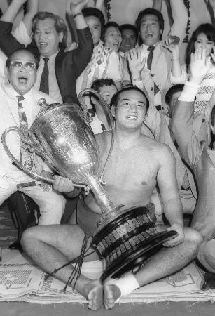 １９８４年７月、大相撲名古屋場所で全勝優勝し、賜杯を手に喜びの若嶋津＝愛知県体育館