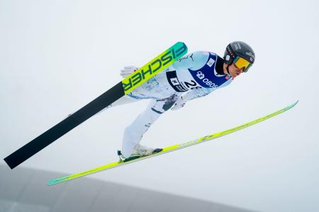 Ｗ杯複合男子最終戦での渡部暁斗の飛躍＝オスロ（ＮＴＢ提供・ＡＰ＝共同）