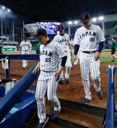 ベネズエラに敗れ、引き揚げる井端監督(手前)ら=マイアミ(共同)