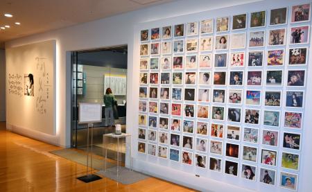 　レコードのジャケットが飾られた阿久悠記念館の入り口＝東京都千代田区