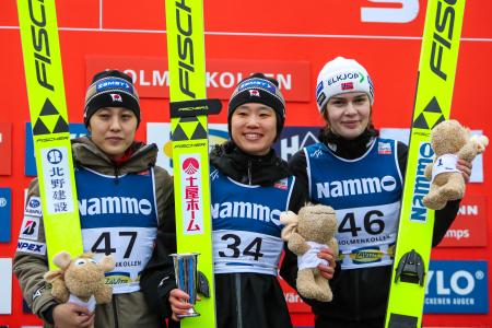 W杯ジャンプ女子個人第30戦で優勝した伊藤有希(中央)と2位の丸山希(左)=オスロ(NTB Scanpix提供・AP=共同)