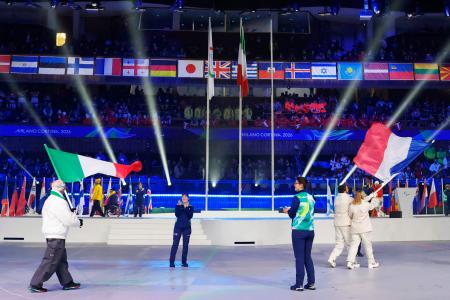 　ミラノ・コルティナ冬季パラリンピックの閉会式で入場するイタリア（左）とフランスの国旗＝１５日、イタリア・コルティナダンペッツォ（共同）