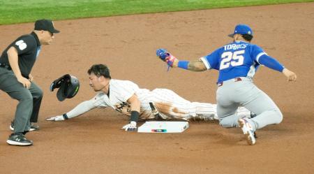 １回日本２死一塁、打者岡本のとき、鈴木が二盗失敗＝マイアミ（共同）