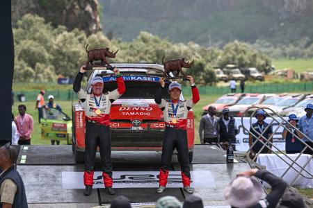 　自動車の世界ラリー選手権（ＷＲＣ）第３戦、サファリ・ラリー・ケニアで初優勝した勝田貴元（右）＝１５日、ナイバシャ（ゲッティ＝共同）
