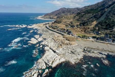 能登半島地震で隆起した石川県珠洲市の海岸＝２０２４年２月（広島大の後藤秀昭教授提供）