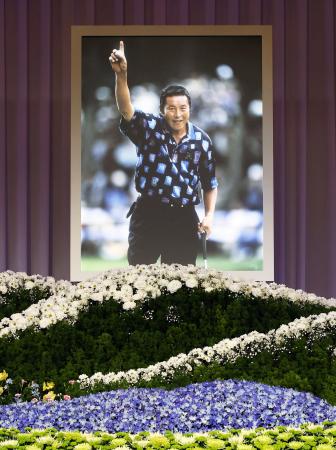尾崎将司さんのお別れの会の遺影＝１６日午前、東京都千代田区