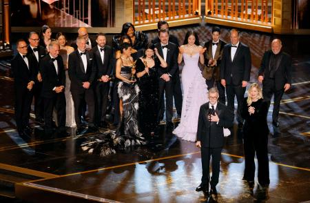 第９８回米アカデミー賞で作品賞に輝いた「ワン・バトル・アフター・アナザー」のポール・トーマス・アンダーソン監督（手前左）や出演者ら＝１５日、米ハリウッド（ロイター＝共同）