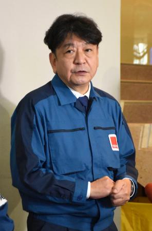 記者団の取材に応じる東京電力ホールディングスの小早川智明社長=16日午前、新潟県の柏崎刈羽原発