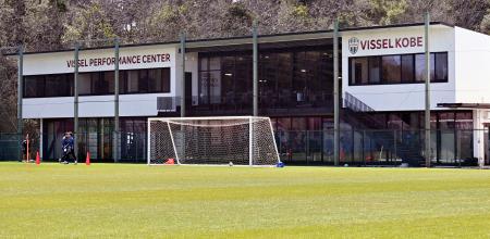 Ｊ１神戸の練習拠点に新設されたトレーニング施設の外観＝１６日、神戸市