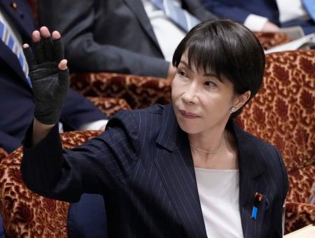 参院予算委で答弁のため挙手する高市首相=16日午後