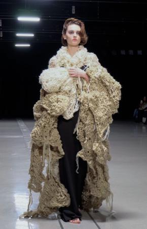 開幕した東京コレクションで行われた「カカン」のショー=16日午後、東京都渋谷区