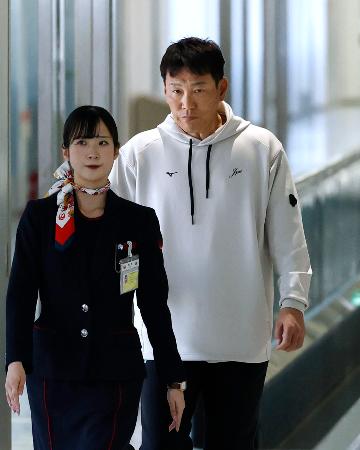 準々決勝で敗退し、帰国したＷＢＣ日本代表の井端弘和監督＝１６日、成田空港