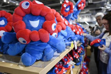 2025年4月、大阪・関西万博会場のショップに並ぶミャクミャクのグッズ=大阪市此花区