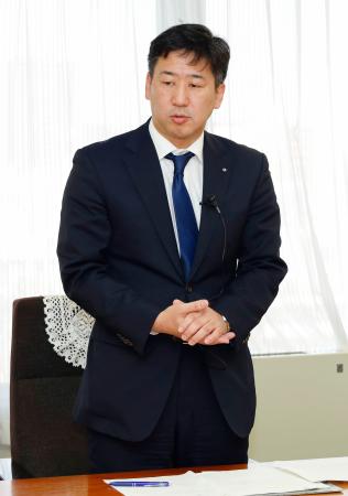 福島県いわき市役所で記者会見し、赤飯の廃棄について説明する服部樹理教育長=16日午後