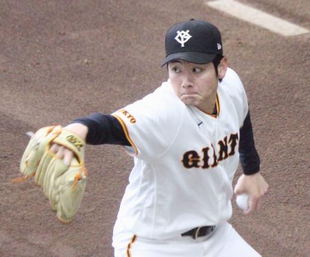 投球練習する巨人・竹丸＝川崎市のジャイアンツ球場