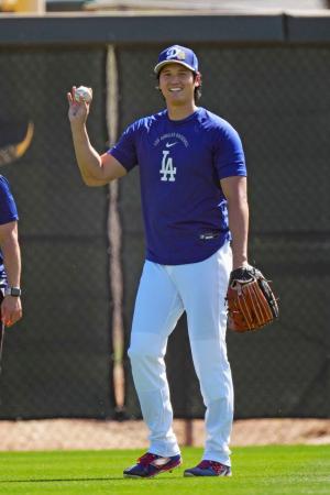 笑顔でキャッチボールするドジャース・大谷＝グレンデール（共同）