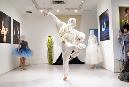 衣装を着てパフォーマンスをするダンサー＝東京都渋谷区