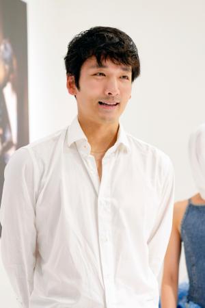 記者の質問に答える堀内将平さん=東京都渋谷区